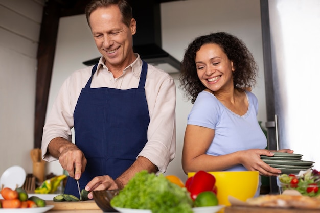 Persone di livello medio che cucinano insieme