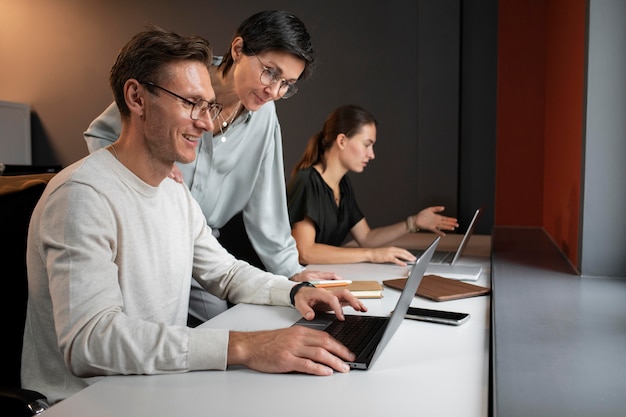 Persone di livello medio che lavorano con i dispositivi