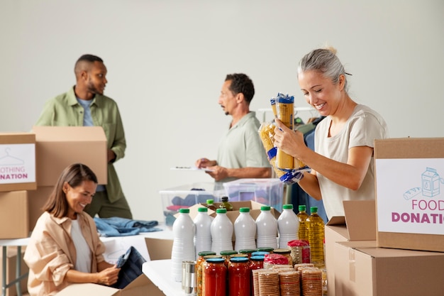 Persone di livello medio che lavorano insieme