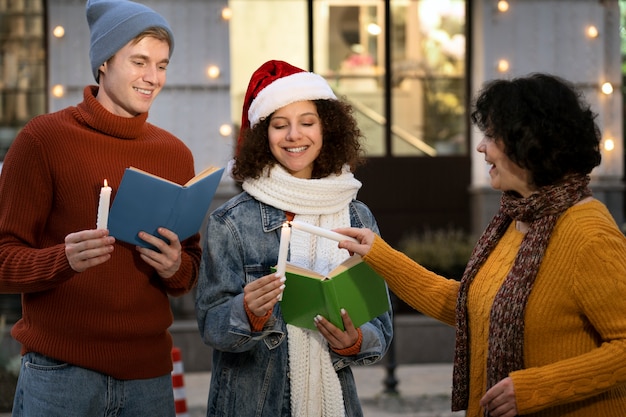 Persone di smiley colpo medio all'aperto