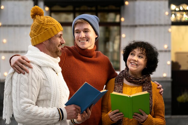 Persone di smiley colpo medio all'aperto