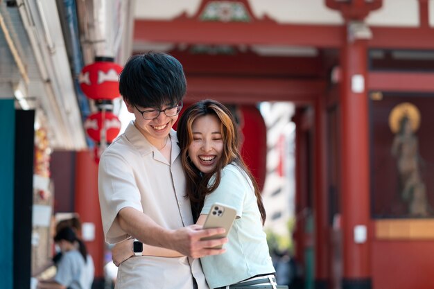 Persone di smiley colpo medio che prendono selfie