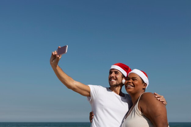 Persone di smiley colpo medio che prendono selfie