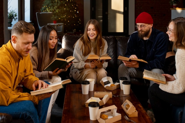 Persone di tiro medio al club del libro