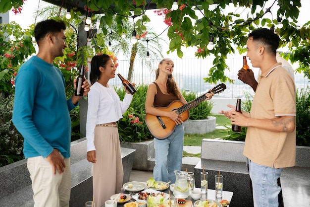 Persone di tiro medio che ascoltano musica