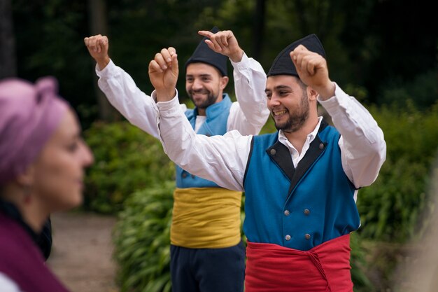 Persone di tiro medio che ballano folk