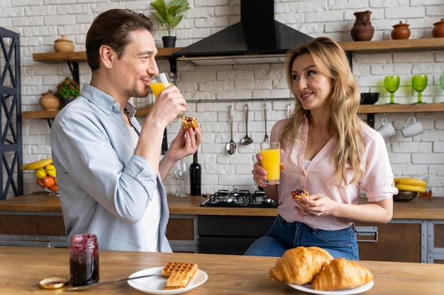 Persone di tiro medio che bevono succo