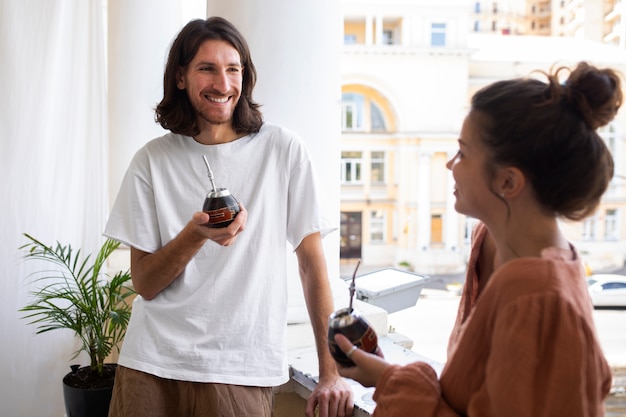 Persone di tiro medio che bevono yerba mate