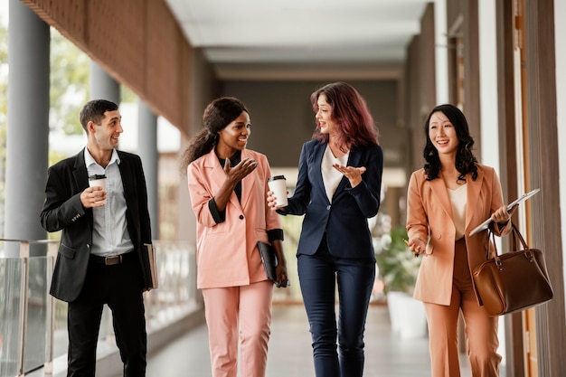 Persone di tiro medio che camminano insieme