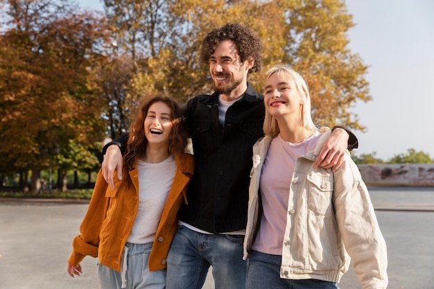 Persone di tiro medio che camminano insieme