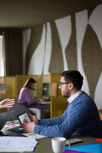 Persone di tiro medio che discutono di idee