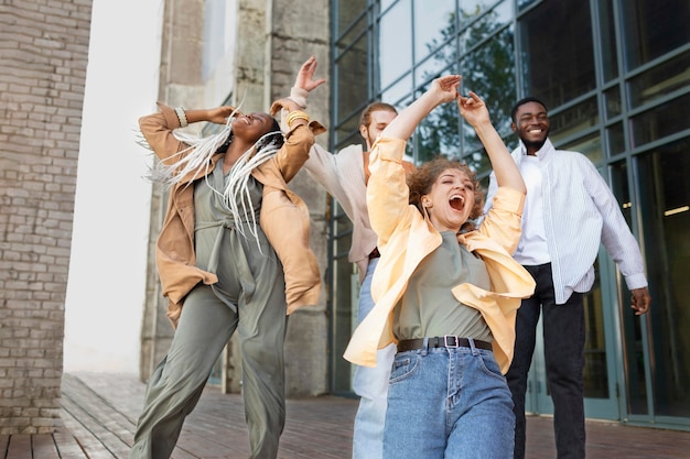 Persone di tiro medio che fanno festa