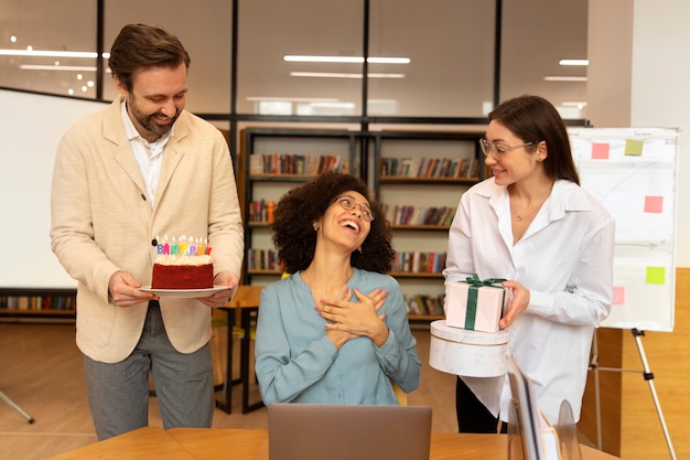 Persone di tiro medio che festeggiano al lavoro