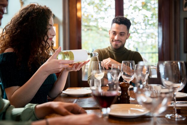 Persone di tiro medio che festeggiano insieme