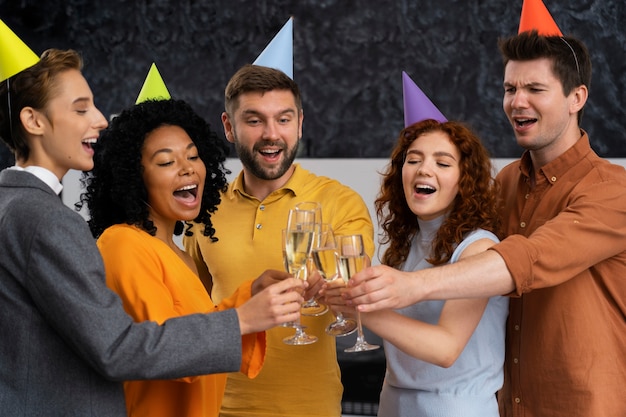 Persone di tiro medio che festeggiano insieme