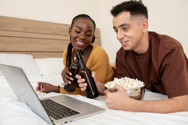 Persone di tiro medio che guardano film