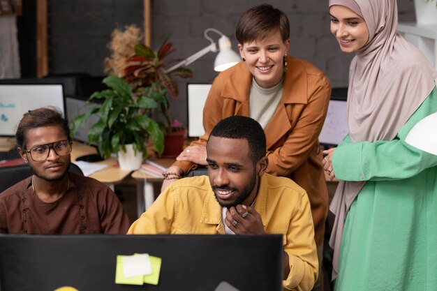 Persone di tiro medio che guardano il computer