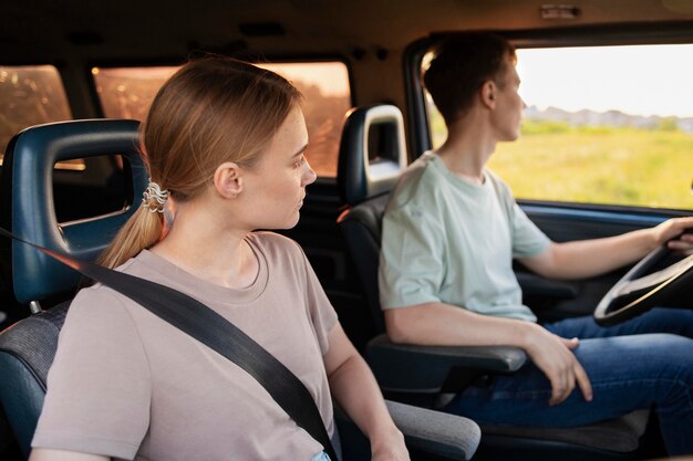 Persone di tiro medio che guidano insieme