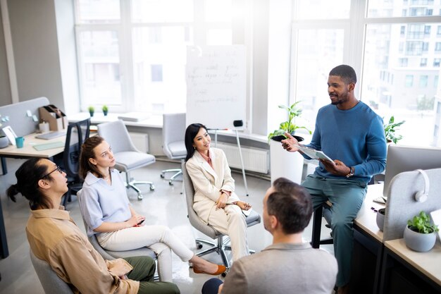 Persone di tiro medio che imparano al lavoro