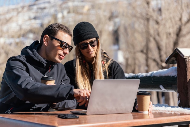 Persone di tiro medio che lavorano al computer portatile