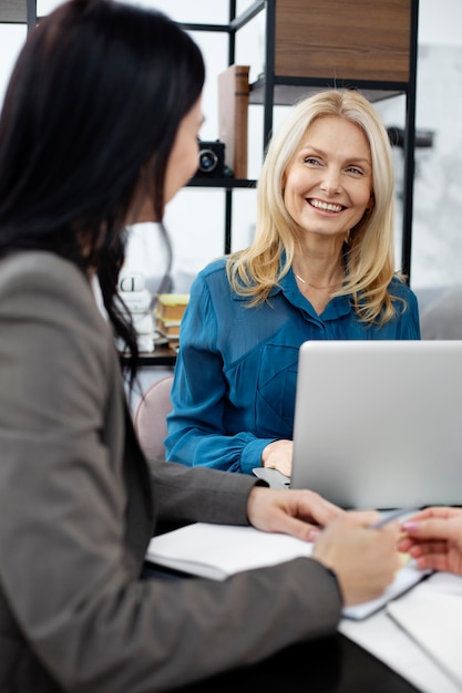 Persone di tiro medio che lavorano con il laptop