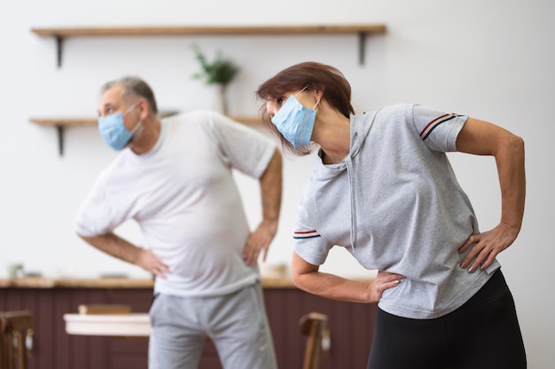 Persone di tiro medio che lavorano con la maschera