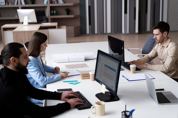 Persone di tiro medio che lavorano in ufficio