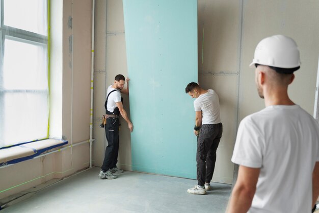 Persone di tiro medio che lavorano insieme