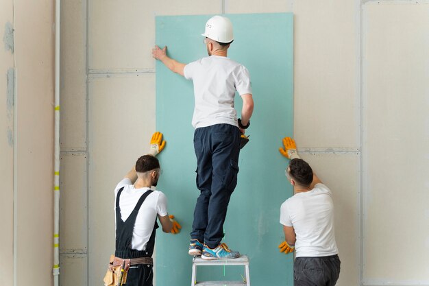 Persone di tiro medio che lavorano insieme