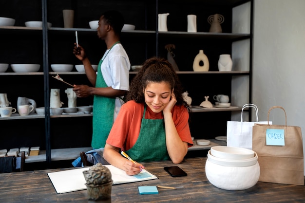 Persone di tiro medio che lavorano insieme