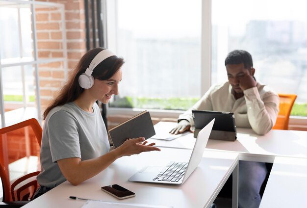 Persone di tiro medio che lavorano