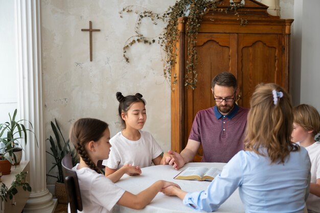 Persone di tiro medio che pregano insieme