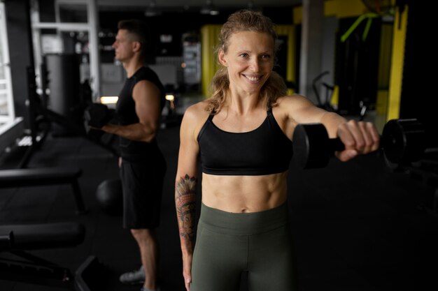 Persone di tiro medio che si allenano in palestra