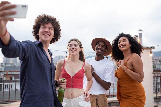 Persone di tiro medio che si fanno selfie