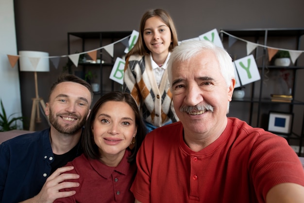 Persone di tiro medio che si fanno selfie