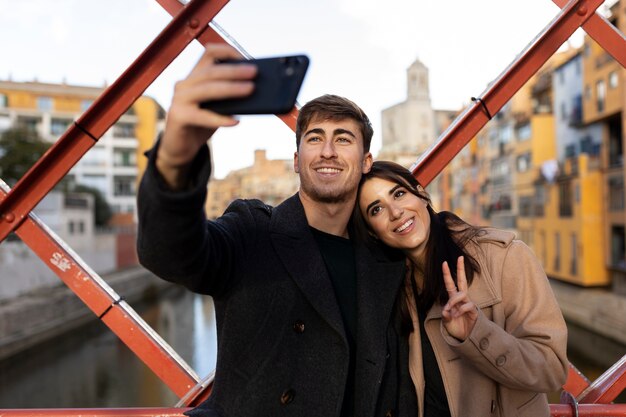 Persone di tiro medio che si fanno selfie