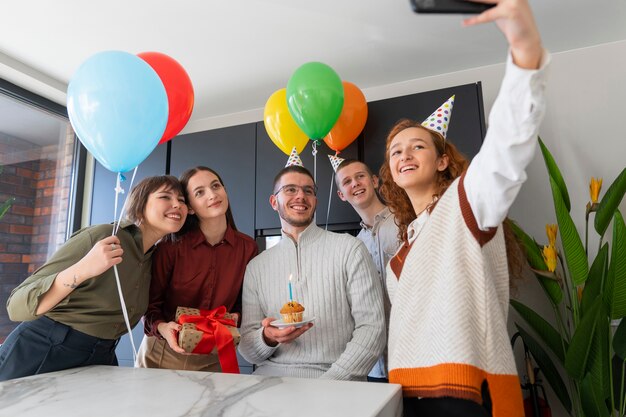 Persone di tiro medio che si fanno selfie