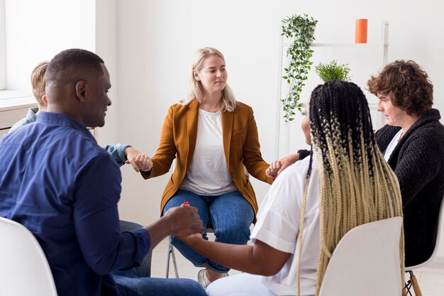 Persone di tiro medio che si tengono per mano