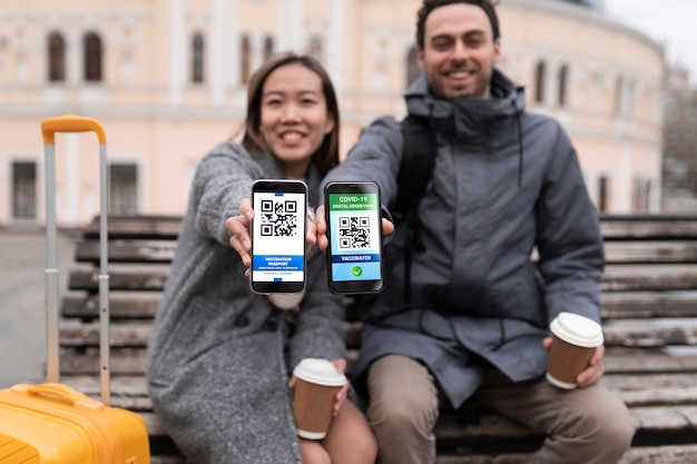 Persone di tiro medio che tengono smartphone