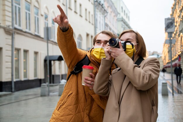 Persone di tiro medio che viaggiano con le maschere