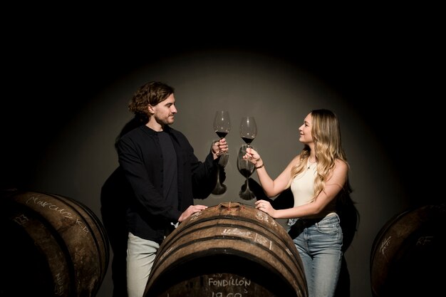 Persone di tiro medio con bicchieri di vino