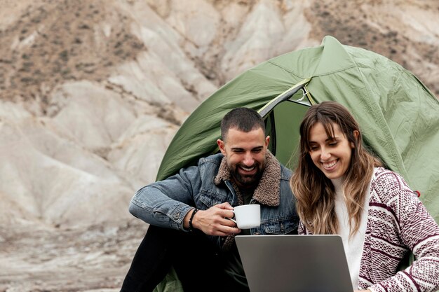 Persone di tiro medio con laptop e tazza di caffè