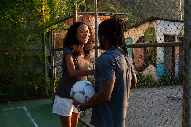 Persone di tiro medio con pallone da calcio