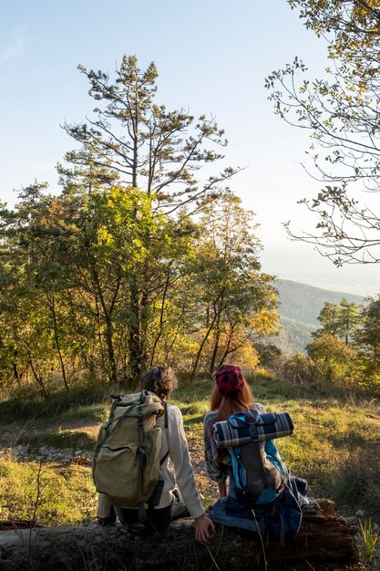 Persone di tiro medio con zaini
