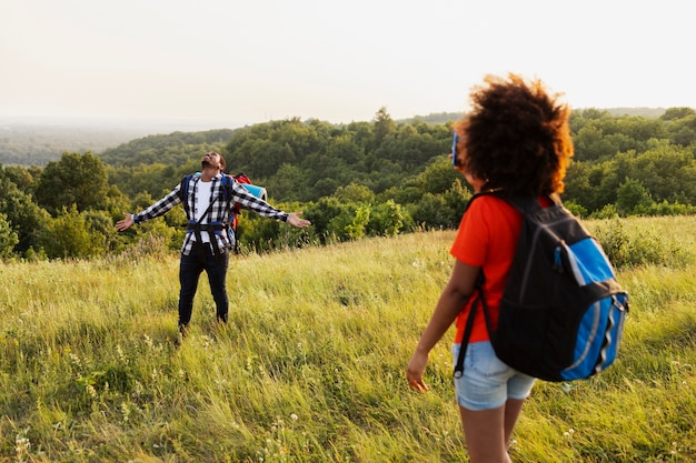 Persone di tiro medio in natura