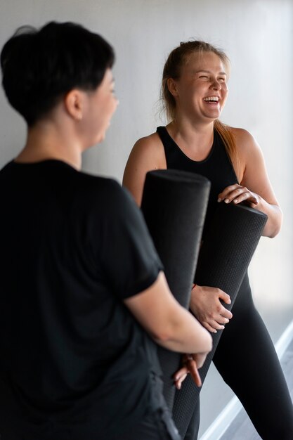 Persone di tiro medio in palestra