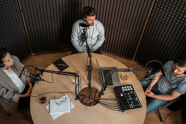 Persone di vista dall'alto alla radio