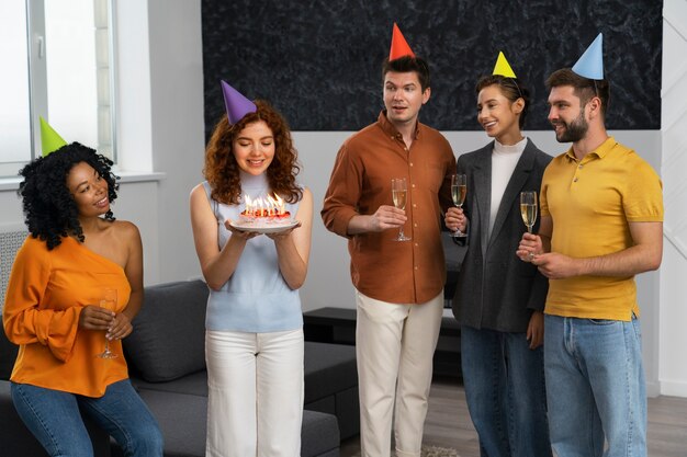 Persone di vista frontale che festeggiano con la torta