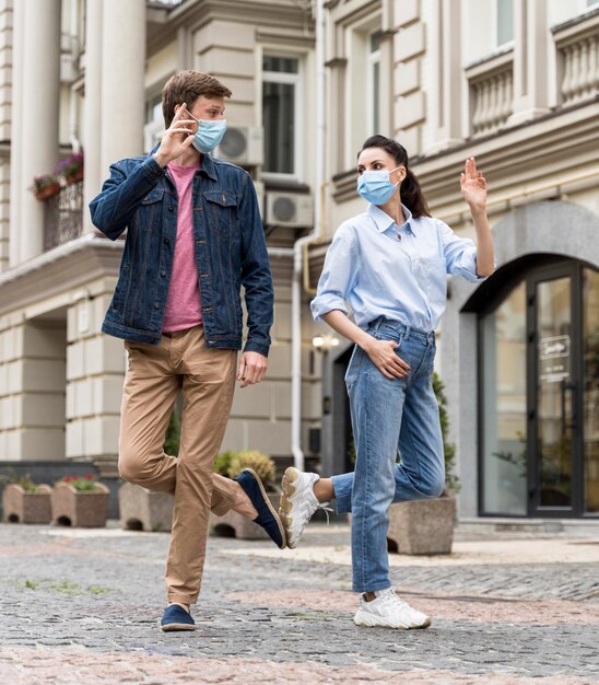 Persone di vista frontale che salutano in un modo nuovo e normale