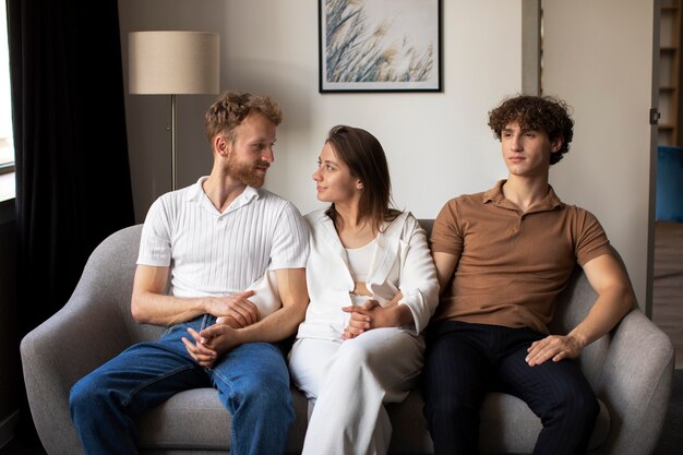 Persone di vista frontale che si tengono per mano